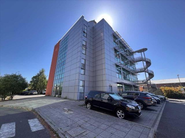 Flat 27 Phoenix House 2, Farnham. 1 bed apartment to rent £1,350 pcm £312 pw