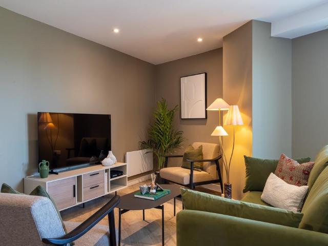 Flat 2002, Triangle Yard, Skinner. 3 bed apartment to rent £2,022 pcm £467 pw