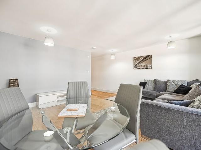 Flat 2/1 Barrland Street