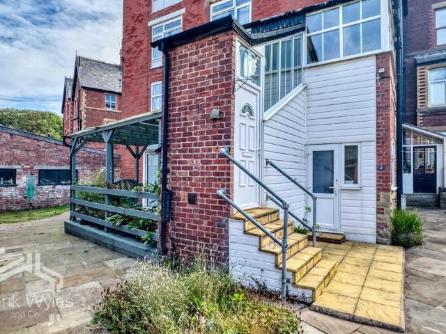 Flat 2, 3 St. Georges Square, Lytham. 2 bed flat to rent £800 pcm £185 pw