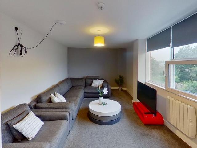 Flat 2, 10 Middle Street, Beeston. 8 bed flat to rent £5,027 pcm £1,160 pw