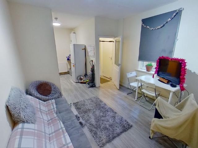 Flat 2, 122 Foxhall Road, Forest Fields, Nottingham NG7, 2 bed shared accommodation to rent, £1,127 pcm | PrimeLocation