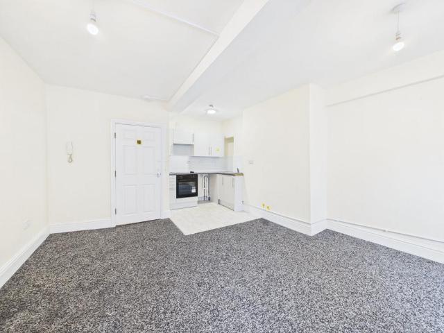 Flat 2 13A High Street. 1 bed flat to rent £725 pcm £167 pw