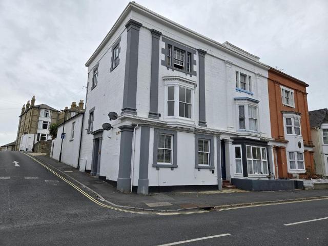 Flat 2, 152 High Street, Ventnor. 1 bed flat to rent £675 pcm £156 pw