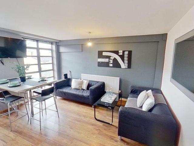 Flat 2, 15a, Arthur Street. 5 bed flat to rent £2,600 pcm £600 pw