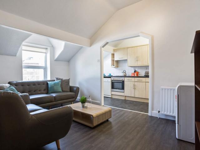 Flat 2, 1 VICTORIA ROAD Leeds LS6 1AS