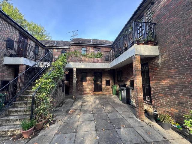 Flat 2, 1 Longmead, Liss, Hampshire 1 bed detached house to rent £1,010 pcm £233 pw
