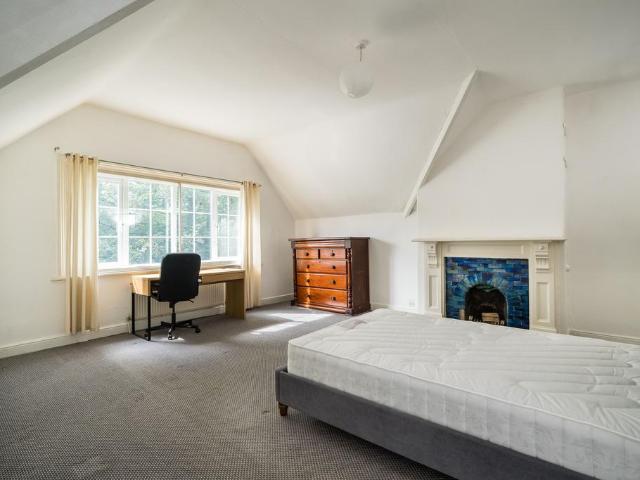 Flat 2, 1A Shaw Lane, LS6 4DH 4 bed flat to rent £1,998 pcm £461 pw