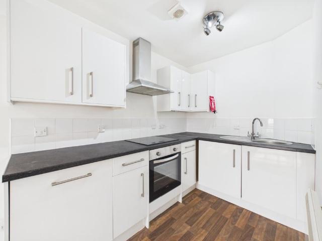 Flat 2 221 High Street, Cheltenham 1 bed apartment to rent £700 pcm £162 pw