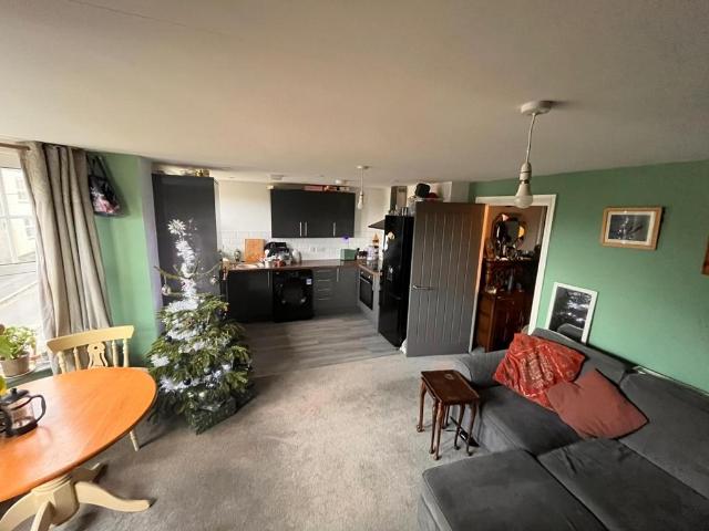 Flat 2 27 Castle Street, Bodmin 2 bed flat to rent £750 pcm £173 pw