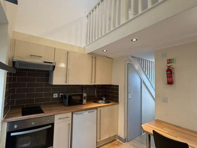 Flat 2, 2 8 Newsome Road HD4, 1 bed flat to rent, £600 pcm | PrimeLocation