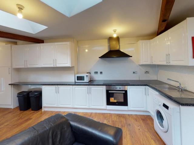 Flat 2, 54 Glasshouse Street. 4 bed terraced house to rent £2,340 pcm £540 pw
