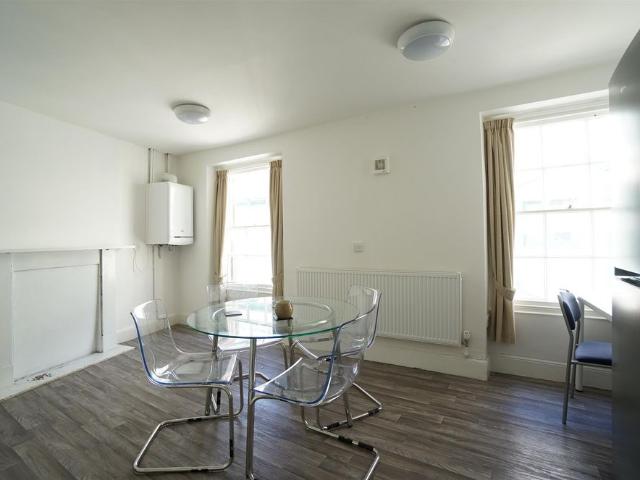 Flat 2, 9 Menai View Terrace