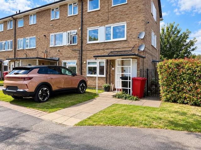 Flat 2 Conegar Court, Stoke Poges. 2 bed flat to rent £1,700 pcm £392 pw