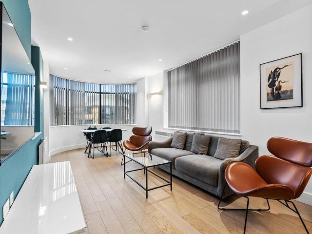 Flat 2, Park Hill House, New Horizons. 2 bed flat to rent £2,250 pcm £519 pw