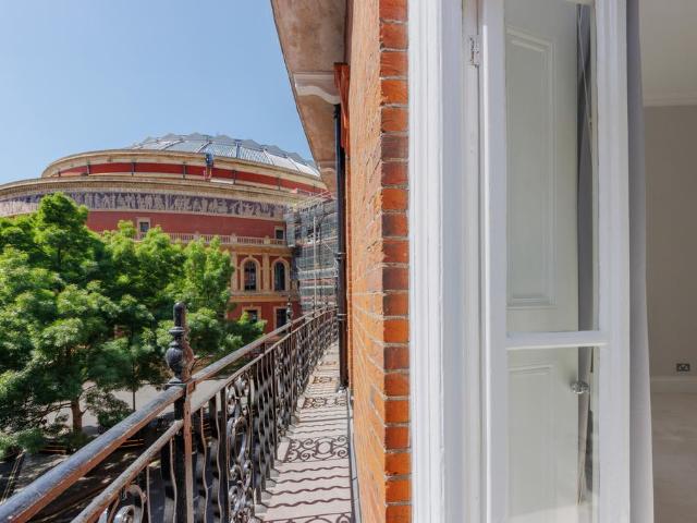 Albert Hall Mansions, London SW7 2 bed flat to rent £8,446 pcm £1,949 pw