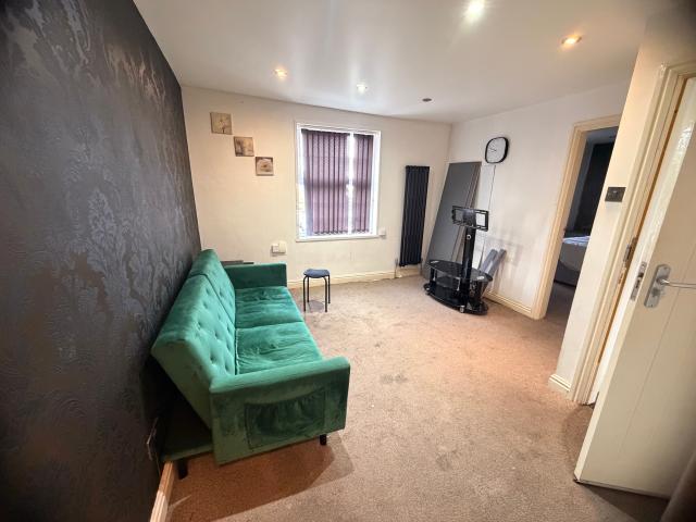 flat, 38 Woodbridge Road