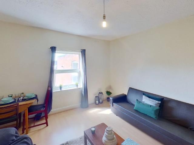 Flat 3, 18 Wellington Square, Lenton, Nottingham NG7, 2 bed shared accommodation to rent, £1,040 pcm | PrimeLocation