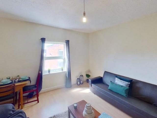 Flat 3, 18 Wellington Square, Lenton. 2 bed flat to rent £1,040 pcm £240 pw