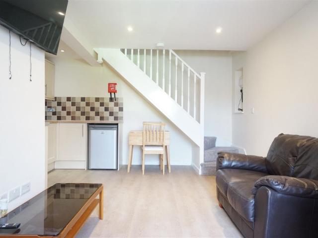 Flat 3 245 Caernarfon Road