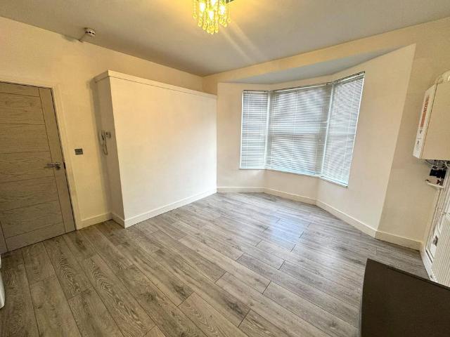 Flat 3, 28 Milton Road, Swindon, SN1 5JA Studio to rent £675 pcm £156 pw