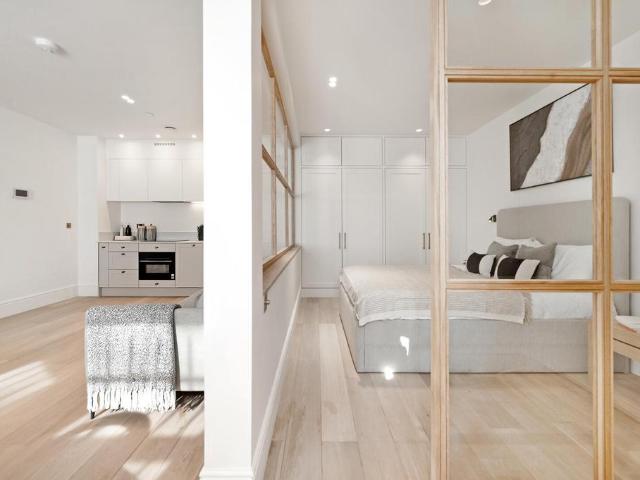 Flat 3, 39 Bramham Gardens, London. Studio to rent £2,700 pcm £623 pw