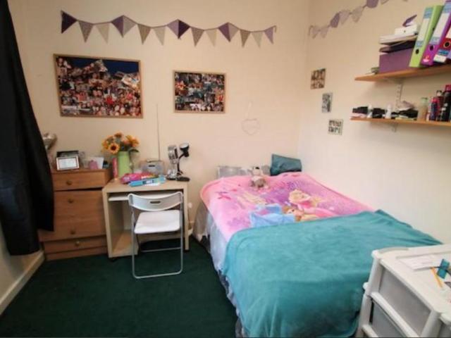 Flat 3, 39 Regent Park Terrace, Hyde. 3 bed flat to rent £1,950 pcm £450 pw