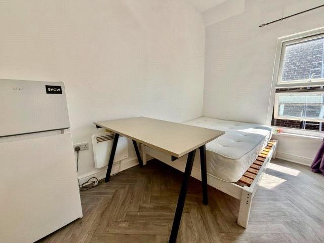 Flat 3 44 46 Peckham Road Peckham, London SE5, 1 bed flat to rent, £1,000 pcm | PrimeLocation