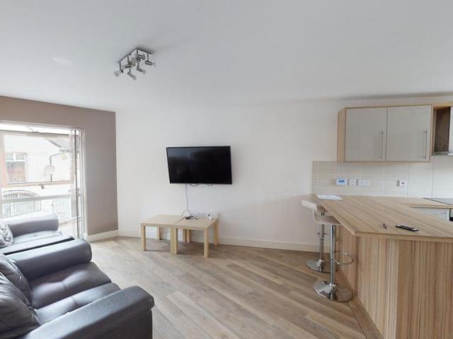 Flat 3, 6 Kilbourn Street. 3 bed apartment to rent £1,937 pcm £447 pw