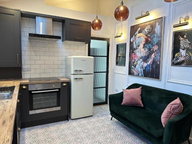 Flat 3, 98 100 Portland Street. 1 bed flat to rent £1,060 pcm £245 pw