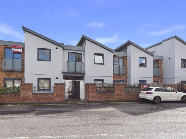 Flat 3 Cloisters View, Hare Lane. 1 bed apartment to rent £845 pcm £195 pw