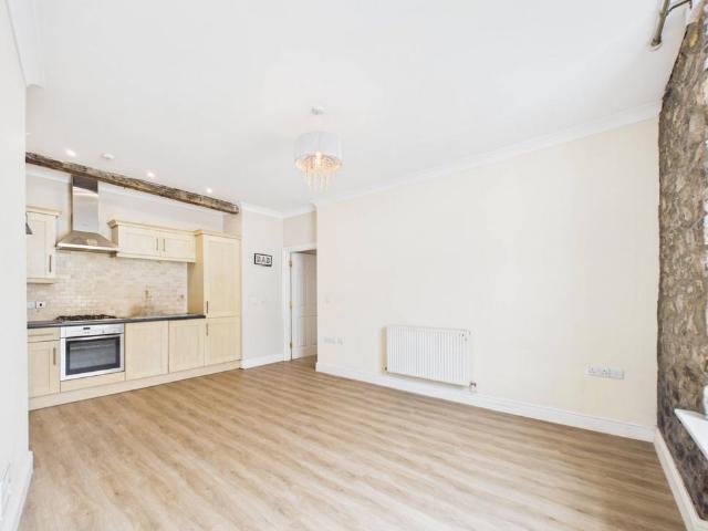 Flat 3 Kensington House, 26 High. 2 bed flat to rent £725 pcm £167 pw