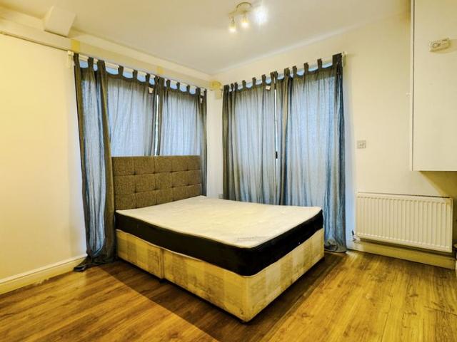 Flat 3A, High Street Sutton SM1, Studio to rent, £1,000 pcm | PrimeLocation