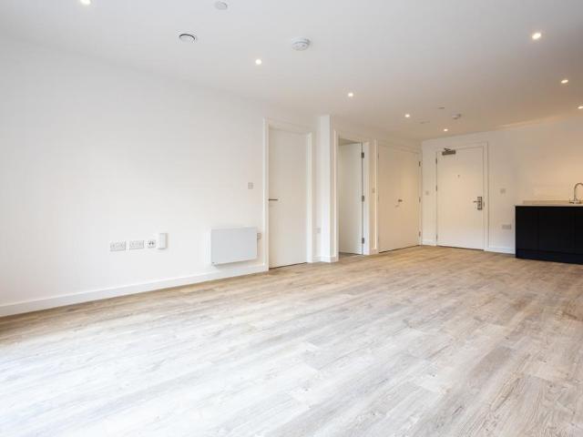 Flat 44, Hairpin House, Bradford. 1 bed flat to rent £1,025 pcm £237 pw