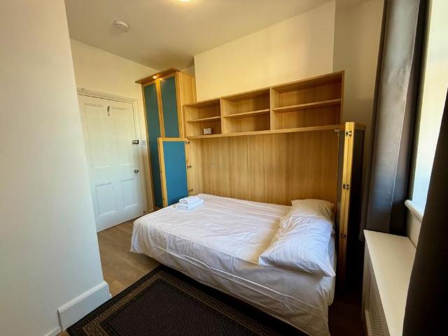 Flat 421 Fulham Palace Road, Fulham W6 9HH