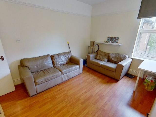 Flat 4, 122 Foxhall Road, Forest Fields, Nottingham NG7, 2 bed shared accommodation to rent, £1,127 pcm | PrimeLocation