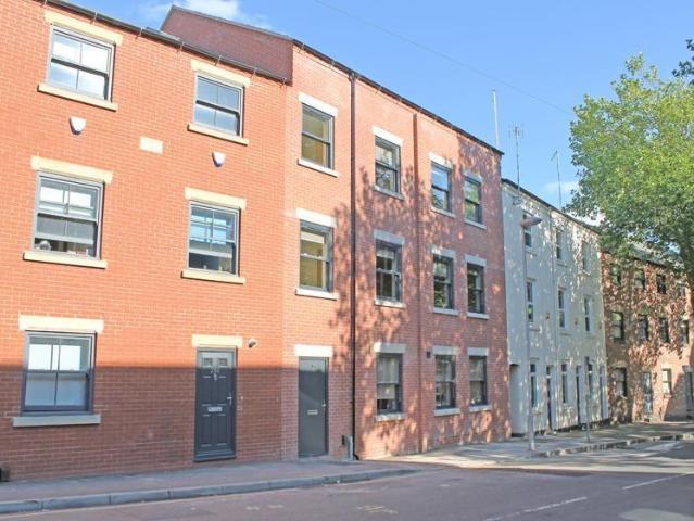 Flat 4, 254 North Sherwood Street. 3 bed flat to rent £2,015 pcm £465 pw