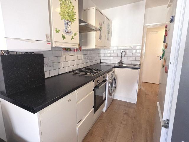Flat 4, 258A Green Lane IG1, 1 bed flat to rent, £1,500 pcm | PrimeLocation