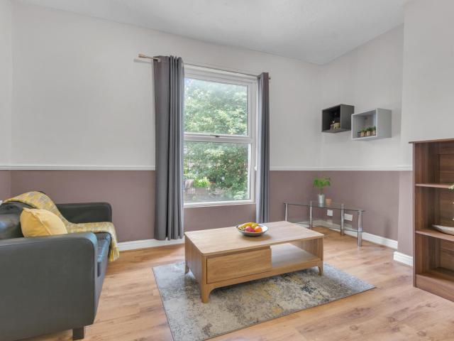 Flat 4, 252 Vinery Road Leeds, LS4 2LA