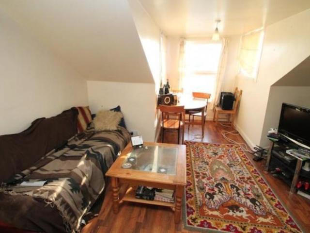 Flat 4, 39 Regent Park Terrace, Hyde. 2 bed property to rent £1,369 pcm £316 pw