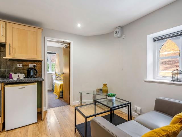 Flat 4, 40 HYDE TERRACE Leeds LS2 9LN
