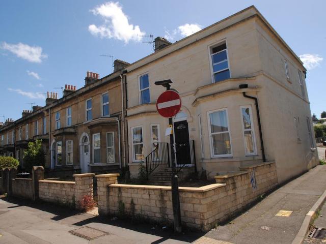 Flat 4, 64 Lower Bristol Road, Bath. 1 bed flat to rent £995 pcm £230 pw