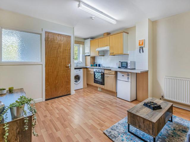 Flat 4, 94a Ash Road Leeds, LS6 3HD