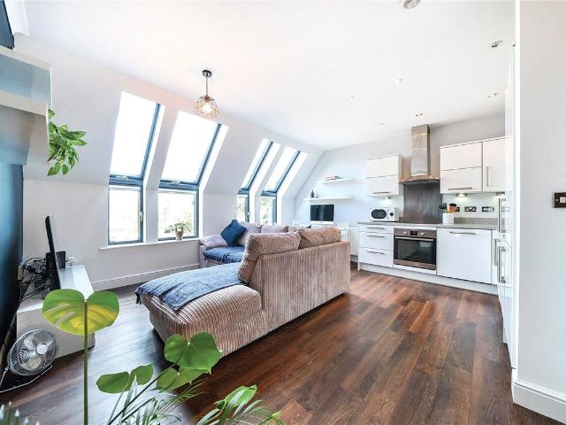 Flat 4, Halifax House, 10 Partridge Close, Uxbridge UB10, 1 bed flat to rent, £1,575 pcm | PrimeLocation