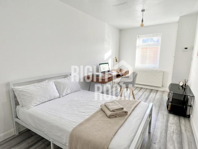 Flat 4, Madina House, Downs Road LU1, 1 bed flat to rent, £1,100 pcm | PrimeLocation