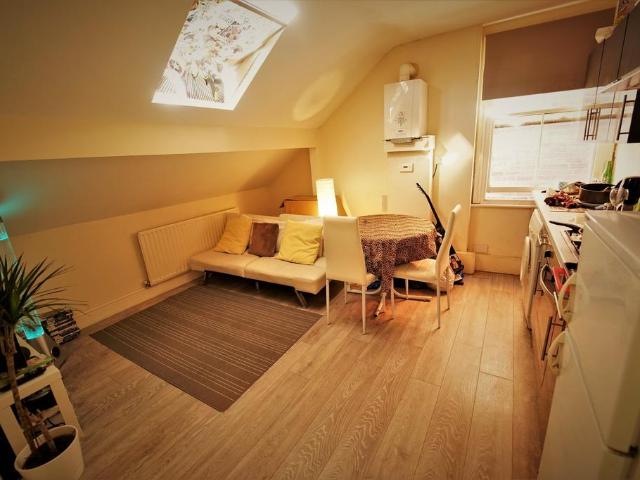 Flat 5, 122 Foxhall Road, Forest. 2 bed flat to rent £1,127 pcm £260 pw