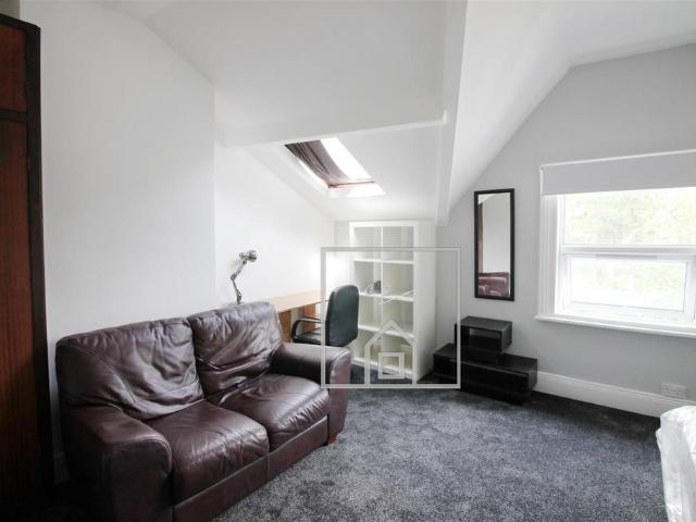 Flat 5 163 Hyde Park Road, Hyde. 1 bed flat to rent £650 pcm £150 pw