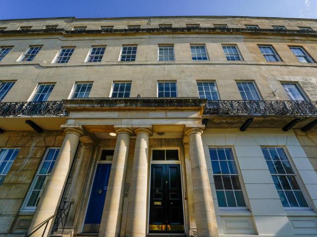 Flat 5 21 Lansdown Crescent. 1 bed apartment to rent £1,200 pcm £277 pw