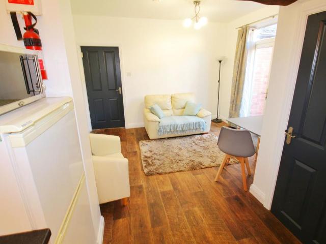 Flat 5, 23 The Avenue, Lincoln. 1 bed flat to rent £975 pcm £225 pw