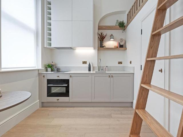 Flat 5, 39 Bramham Gardens, London. Studio to rent £1,780 pcm £411 pw